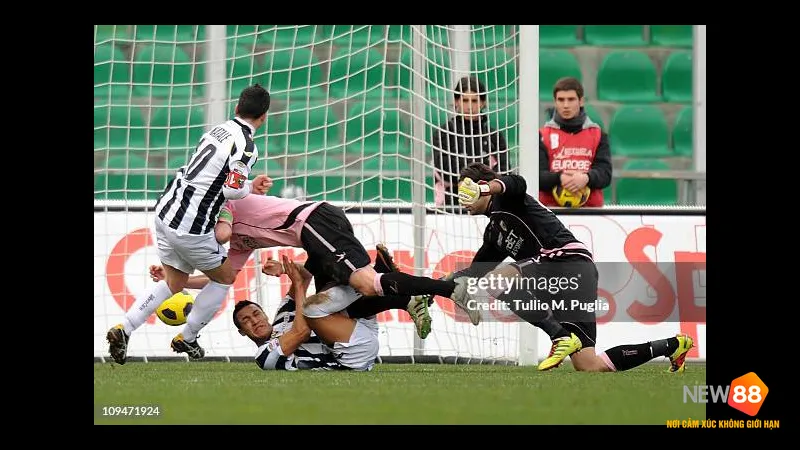 Hành động trong trận đấu giữa Udinese và Palermo Hành động trong trận đấu giữa Udinese và Palermo